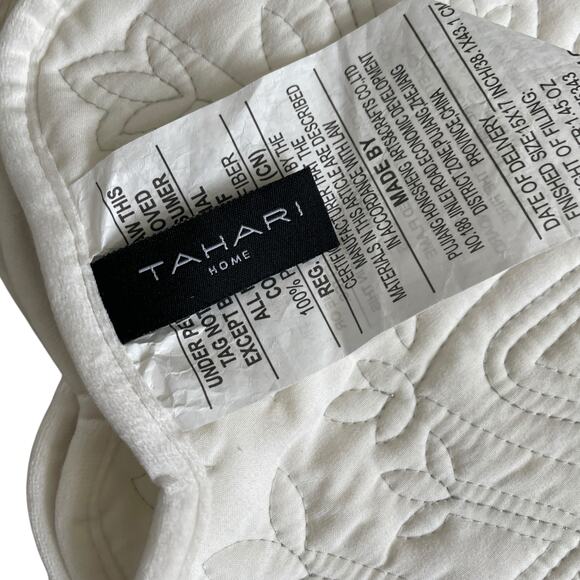 Tahari Home White Snowflake Velvet Placemats Set of 4 Christmas Holiday NEW - Picture 6 of 9